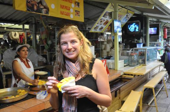 Lanche rápido no Mercado de Comidas de Otavalo, no Equador